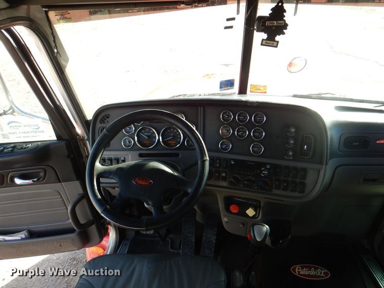 image for item DH7513 2013 Peterbilt 386 semi truck