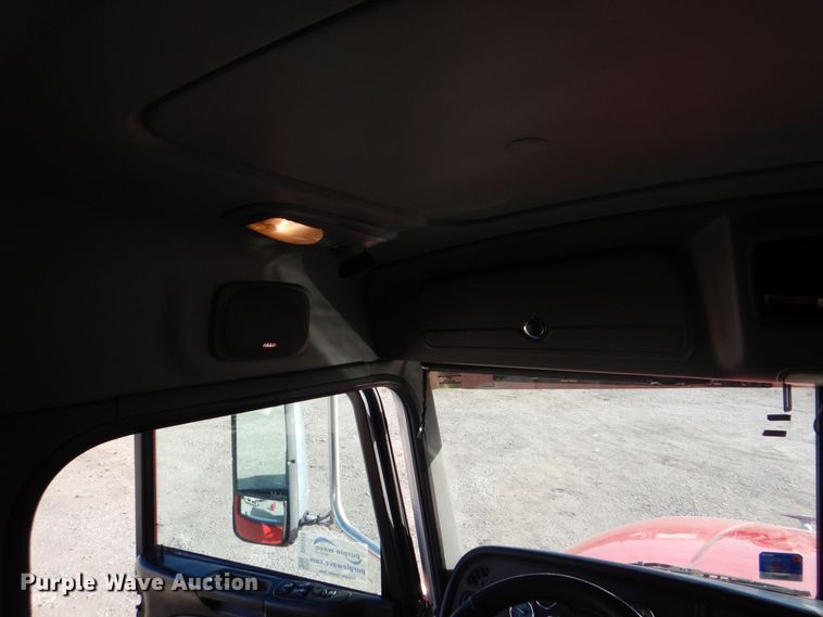 image for item DH7513 2013 Peterbilt 386 semi truck