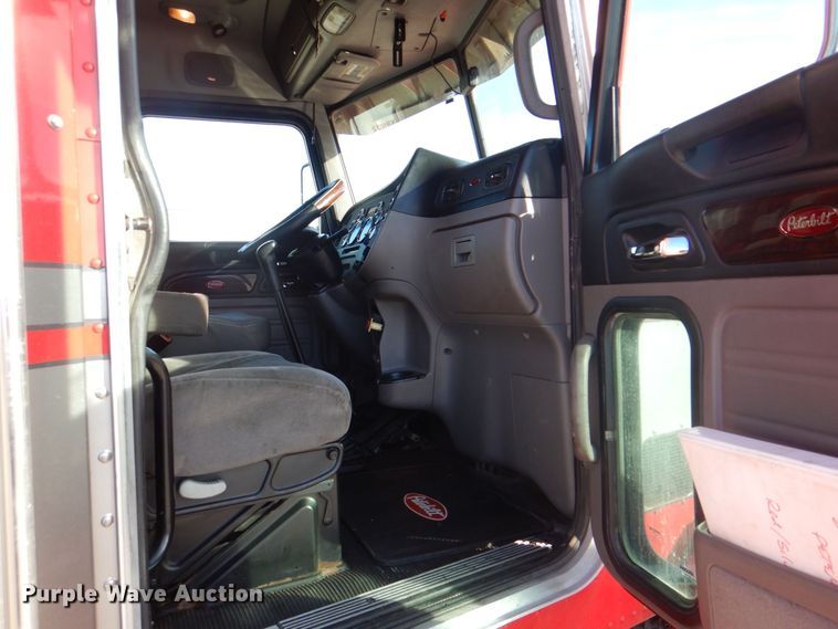 image for item DH7513 2013 Peterbilt 386 semi truck