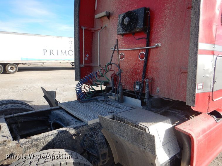 image for item DH7513 2013 Peterbilt 386 semi truck