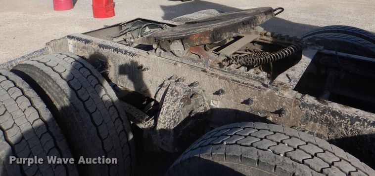 image for item DH7513 2013 Peterbilt 386 semi truck