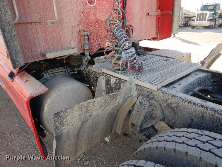image for item DH7513 2013 Peterbilt 386 semi truck