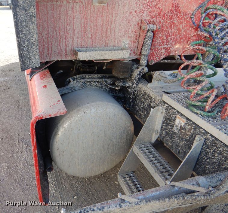 image for item DH7513 2013 Peterbilt 386 semi truck