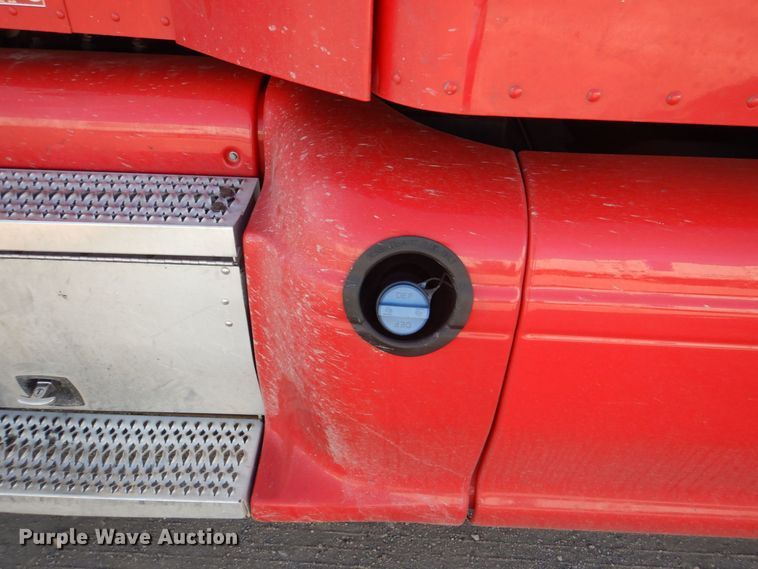 image for item DH7513 2013 Peterbilt 386 semi truck