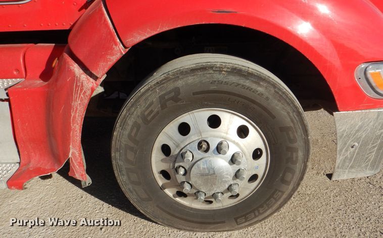 image for item DH7513 2013 Peterbilt 386 semi truck