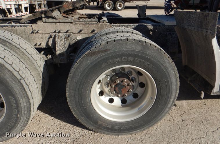 image for item DH7513 2013 Peterbilt 386 semi truck