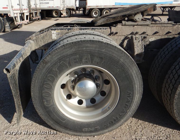 image for item DH7513 2013 Peterbilt 386 semi truck