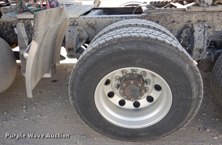 image for item DH7513 2013 Peterbilt 386 semi truck