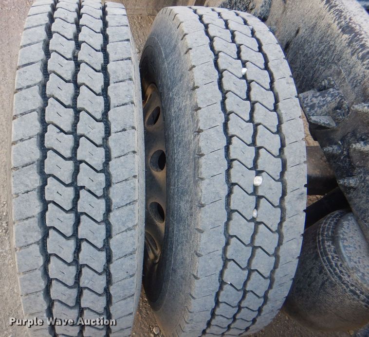 image for item DH7513 2013 Peterbilt 386 semi truck