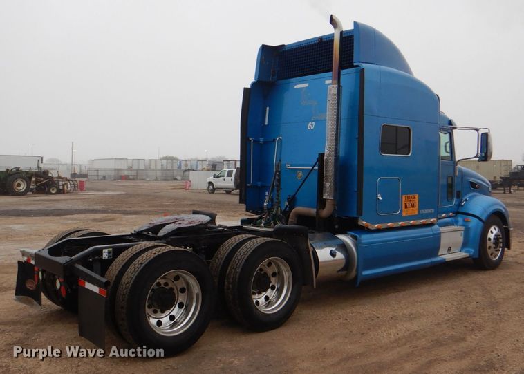 image for item DH7523 2013 Peterbilt 386  semi truck