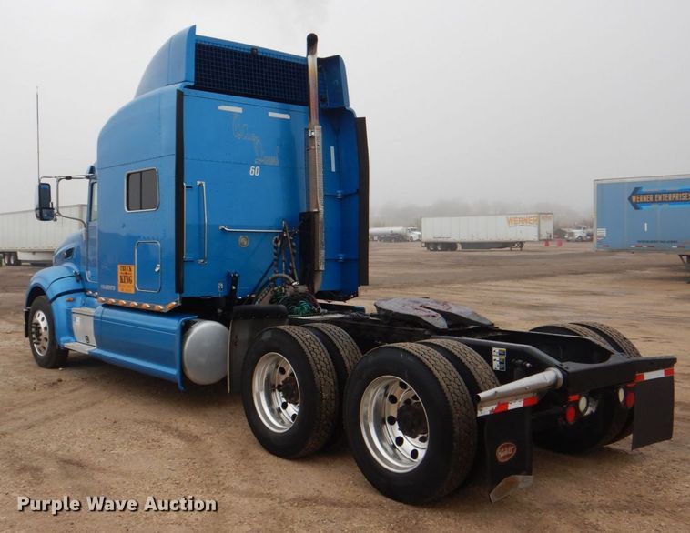 image for item DH7523 2013 Peterbilt 386  semi truck