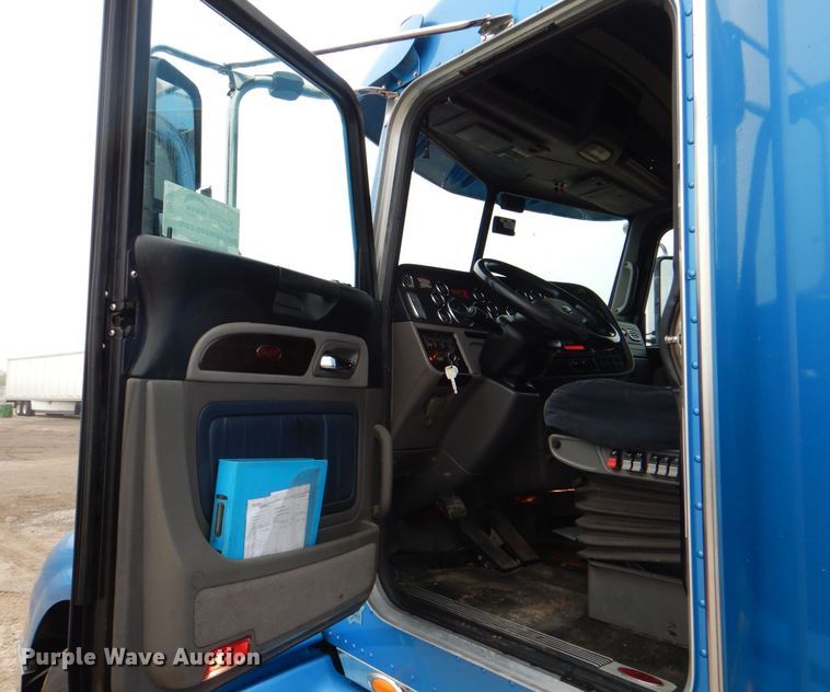 image for item DH7523 2013 Peterbilt 386  semi truck