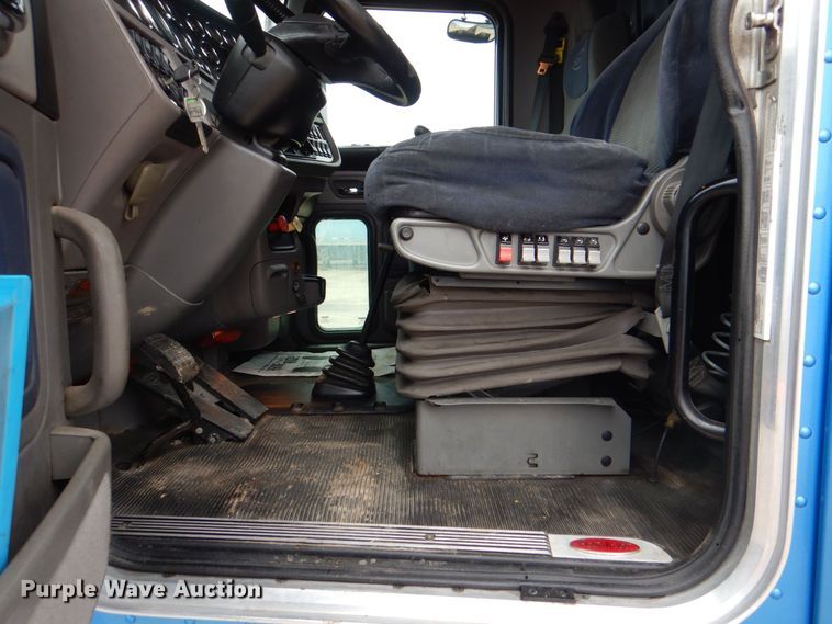 image for item DH7523 2013 Peterbilt 386  semi truck