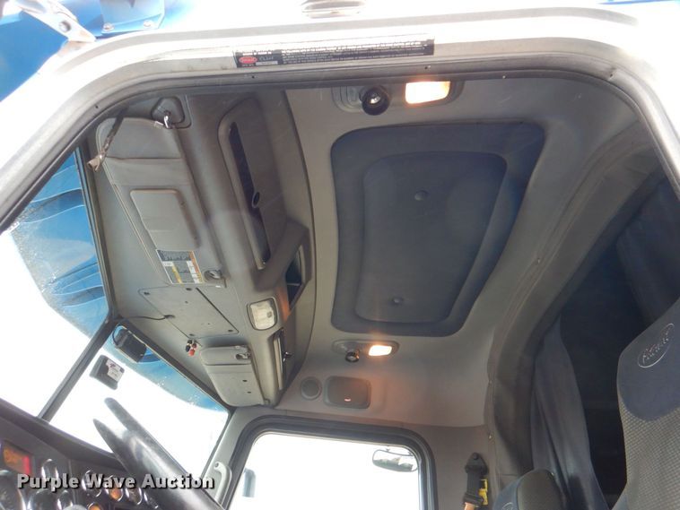 image for item DH7523 2013 Peterbilt 386  semi truck