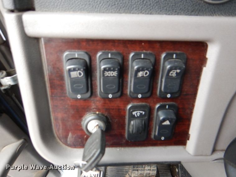 image for item DH7523 2013 Peterbilt 386  semi truck