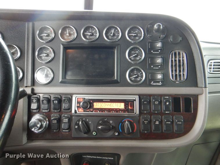 image for item DH7523 2013 Peterbilt 386  semi truck