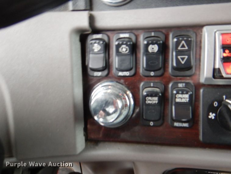 image for item DH7523 2013 Peterbilt 386  semi truck