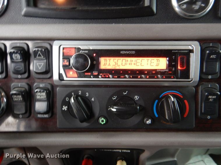 image for item DH7523 2013 Peterbilt 386  semi truck