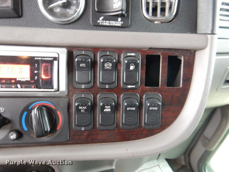 image for item DH7523 2013 Peterbilt 386  semi truck