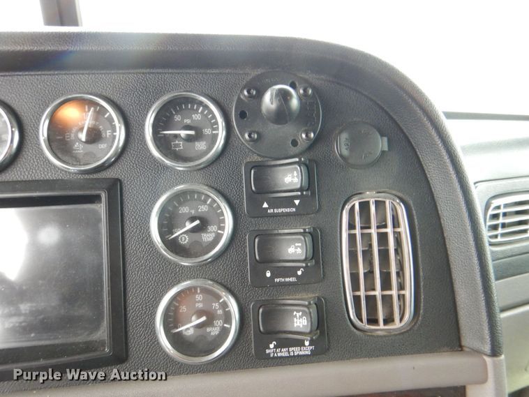 image for item DH7523 2013 Peterbilt 386  semi truck