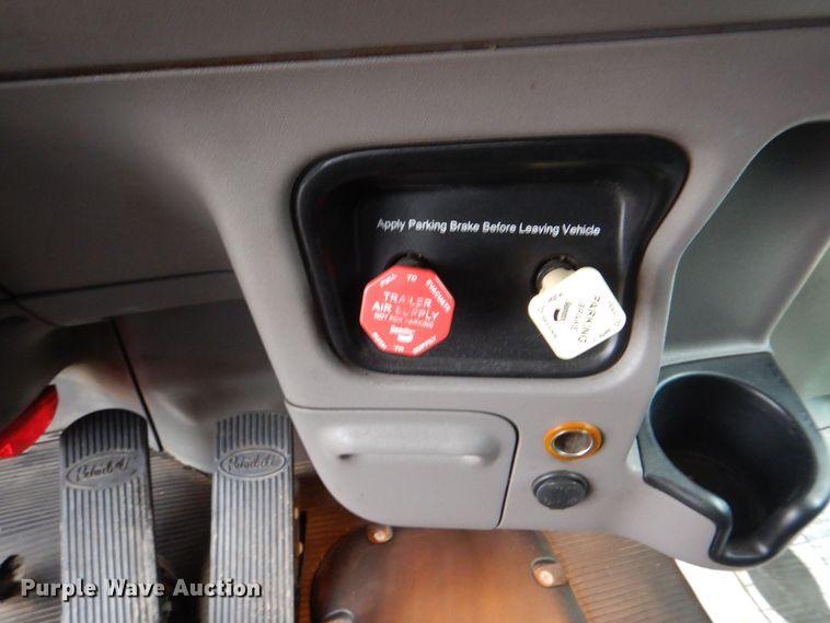 image for item DH7523 2013 Peterbilt 386  semi truck