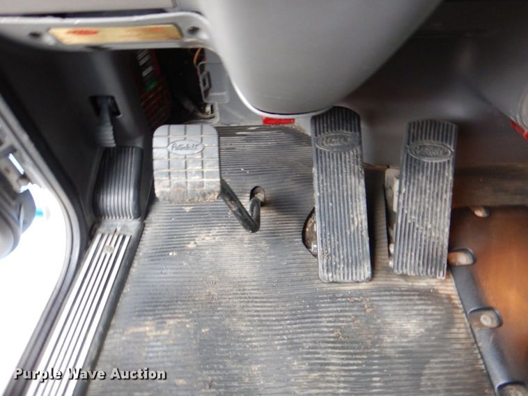 image for item DH7523 2013 Peterbilt 386  semi truck