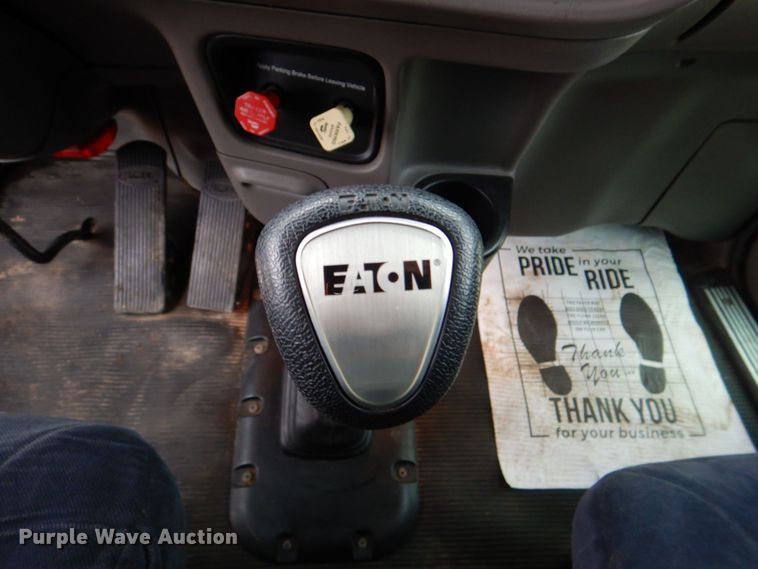 image for item DH7523 2013 Peterbilt 386  semi truck