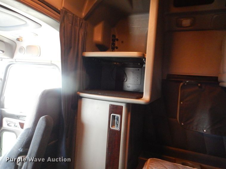 image for item DH7523 2013 Peterbilt 386  semi truck