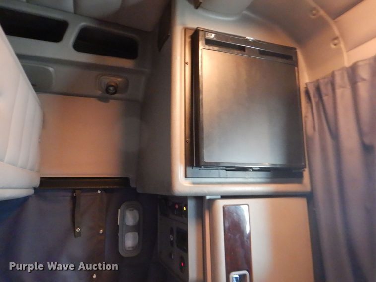 image for item DH7523 2013 Peterbilt 386  semi truck