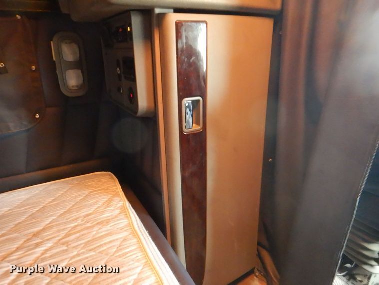 image for item DH7523 2013 Peterbilt 386  semi truck