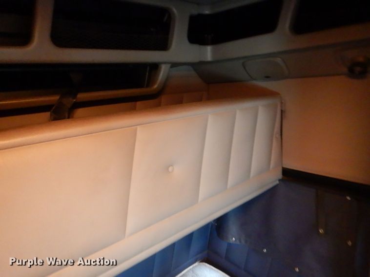 image for item DH7523 2013 Peterbilt 386  semi truck