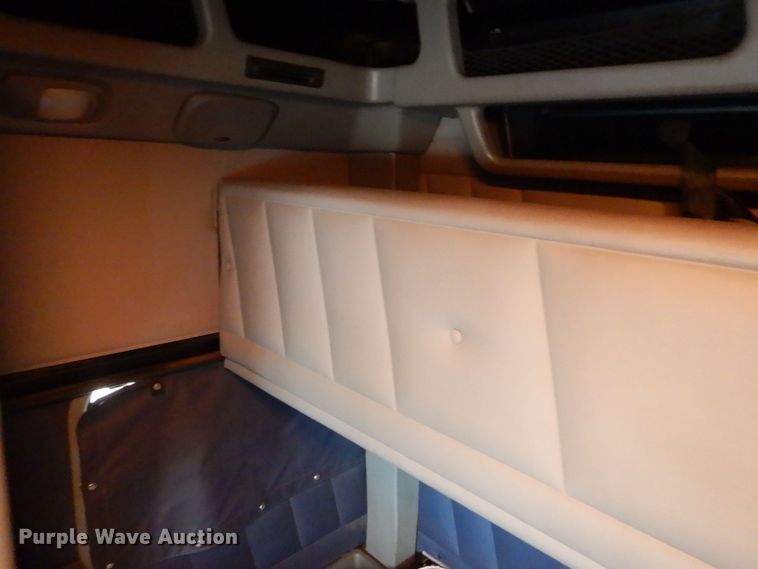 image for item DH7523 2013 Peterbilt 386  semi truck