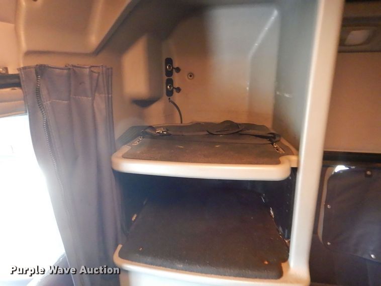 image for item DH7523 2013 Peterbilt 386  semi truck