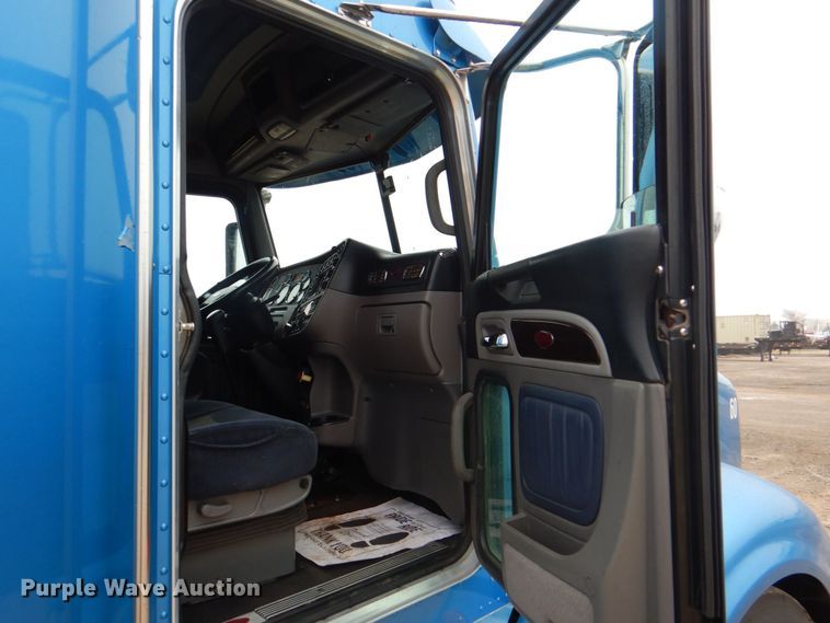 image for item DH7523 2013 Peterbilt 386  semi truck