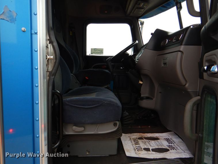 image for item DH7523 2013 Peterbilt 386  semi truck