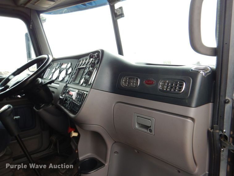 image for item DH7523 2013 Peterbilt 386  semi truck
