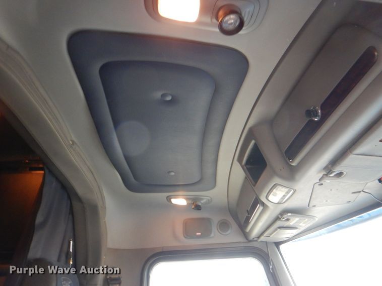 image for item DH7523 2013 Peterbilt 386  semi truck