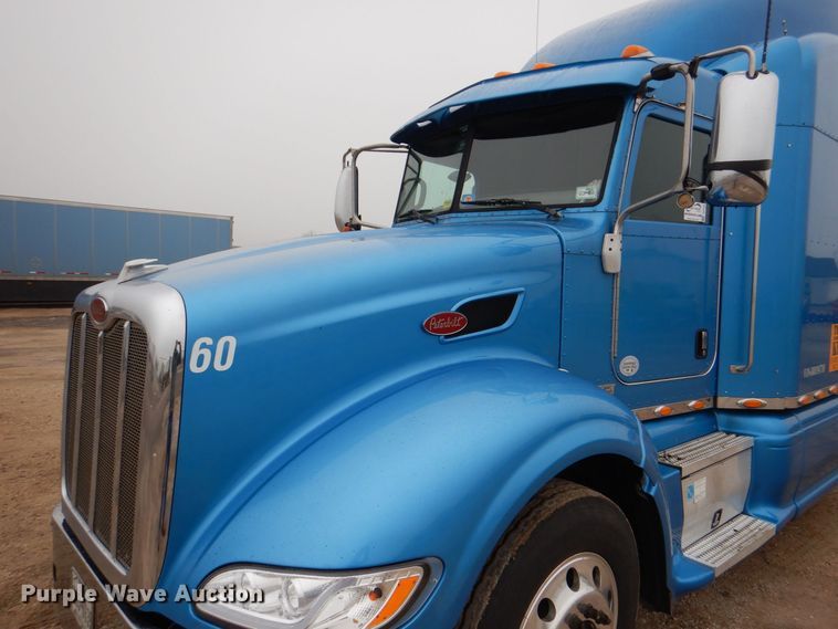 image for item DH7523 2013 Peterbilt 386  semi truck