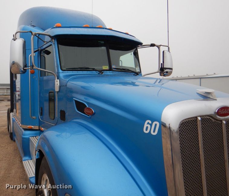image for item DH7523 2013 Peterbilt 386  semi truck