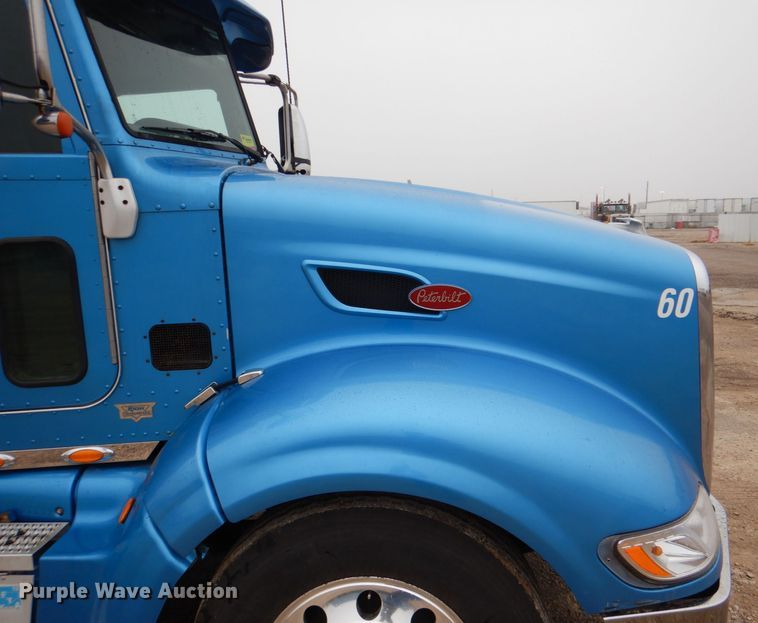 image for item DH7523 2013 Peterbilt 386  semi truck