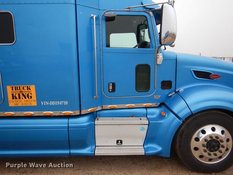 image for item DH7523 2013 Peterbilt 386  semi truck