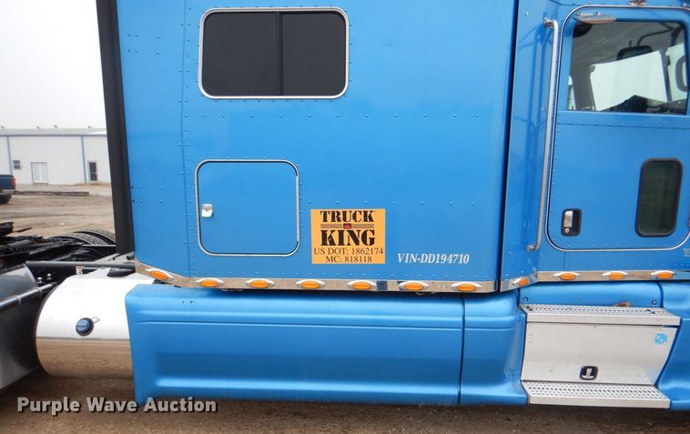 image for item DH7523 2013 Peterbilt 386  semi truck