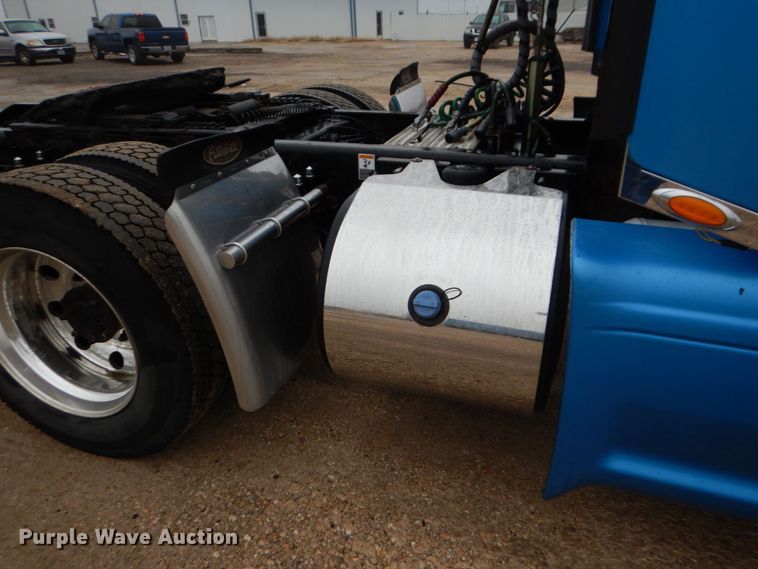 image for item DH7523 2013 Peterbilt 386  semi truck