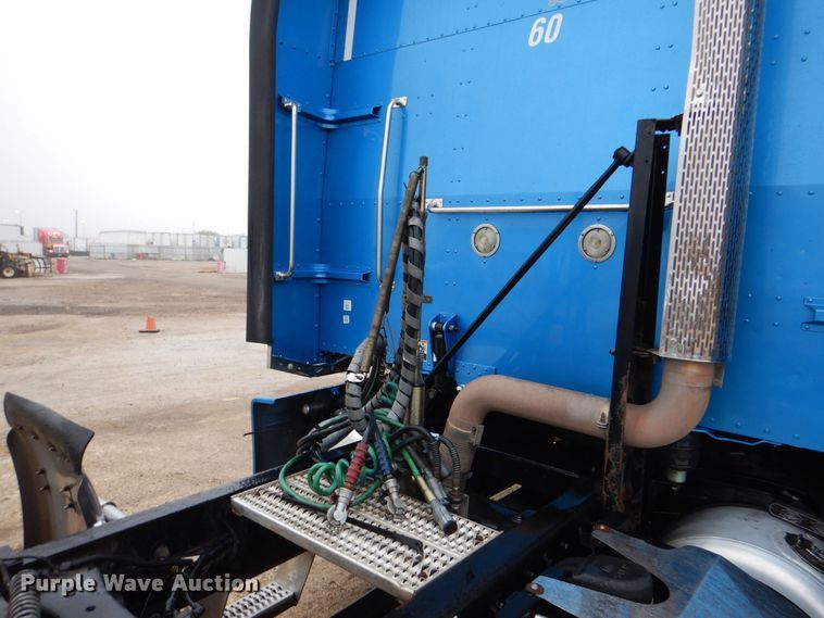 image for item DH7523 2013 Peterbilt 386  semi truck