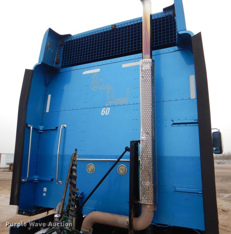 image for item DH7523 2013 Peterbilt 386  semi truck