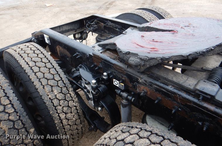 image for item DH7523 2013 Peterbilt 386  semi truck