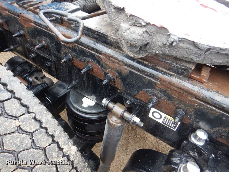 image for item DH7523 2013 Peterbilt 386  semi truck