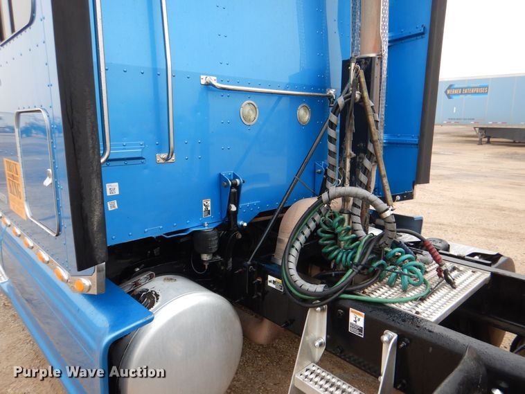 image for item DH7523 2013 Peterbilt 386  semi truck