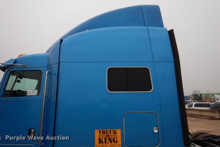 image for item DH7523 2013 Peterbilt 386  semi truck