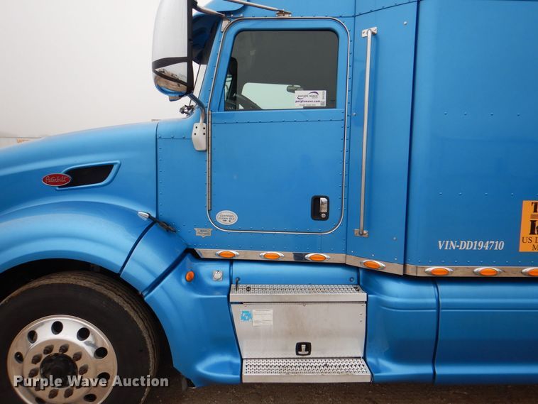 image for item DH7523 2013 Peterbilt 386  semi truck